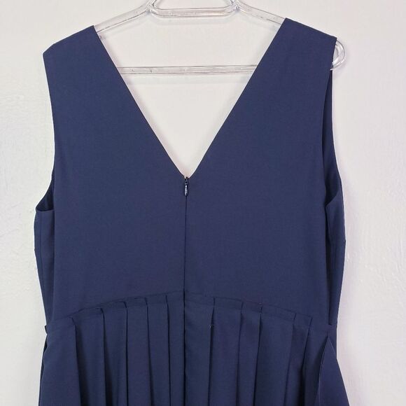 Lewit V-Neckline Midi Dress - Picture 9 of 11